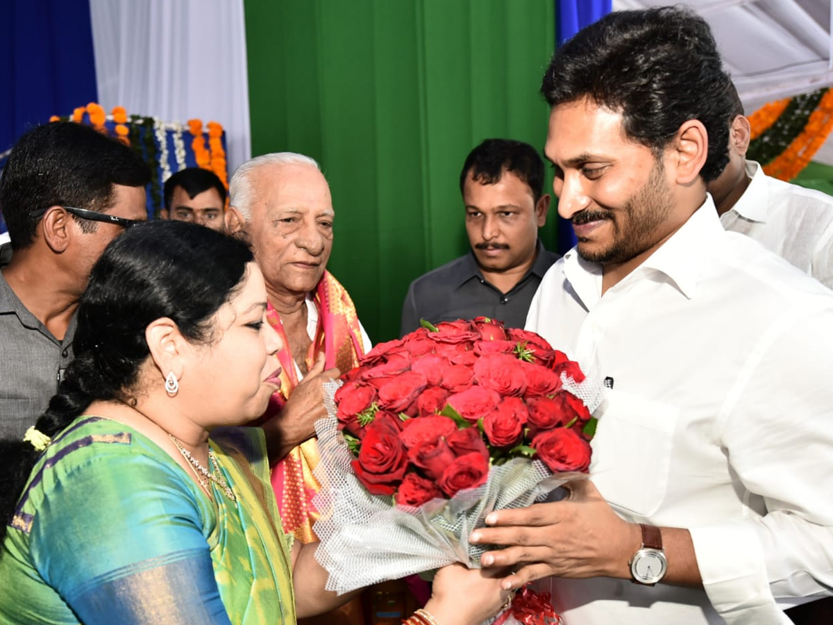 Andhra CM launches Vasathi Deevena scheme Photo Gallery - Sakshi32
