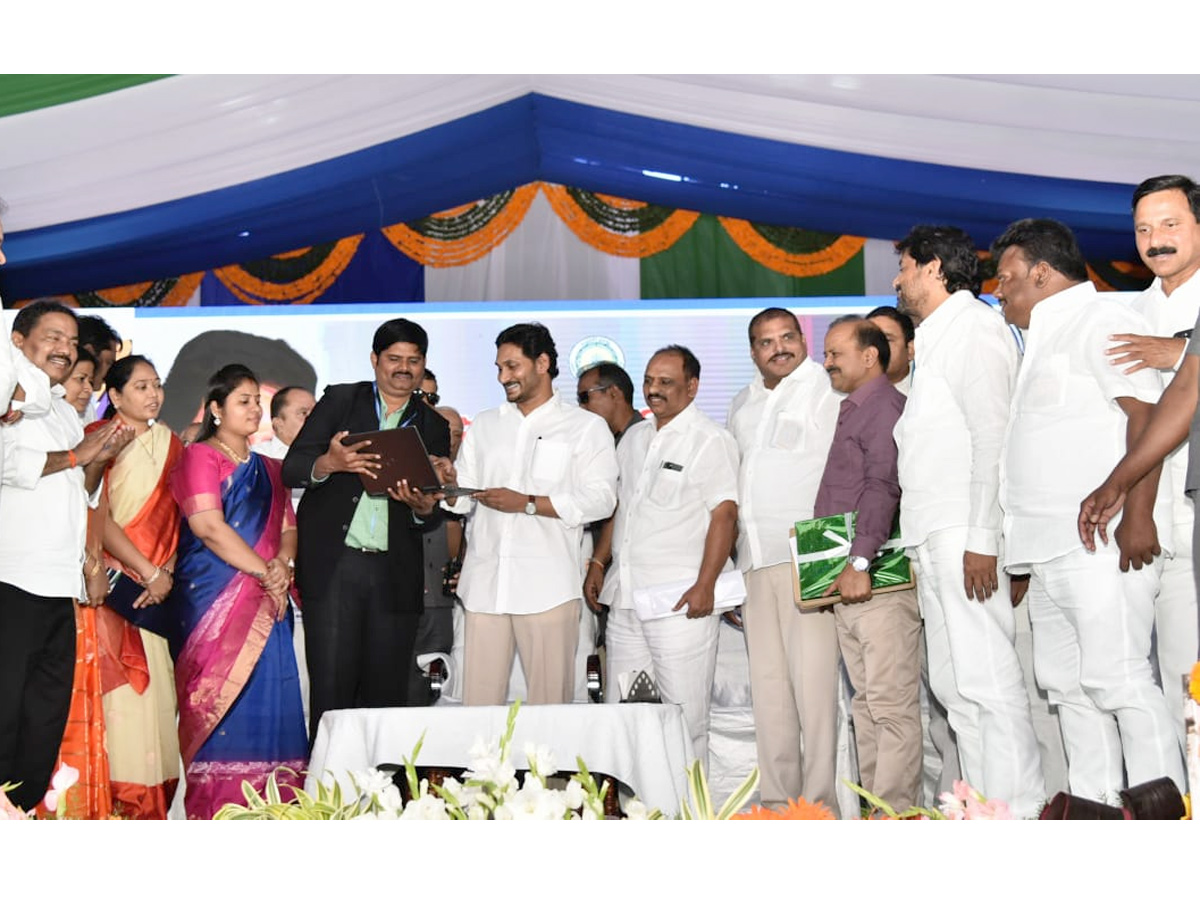 Andhra CM launches Vasathi Deevena scheme Photo Gallery - Sakshi42