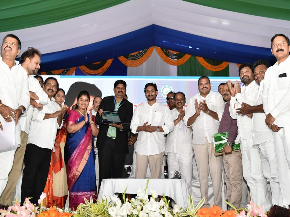 Andhra CM launches Vasathi Deevena scheme Photo Gallery - Sakshi46