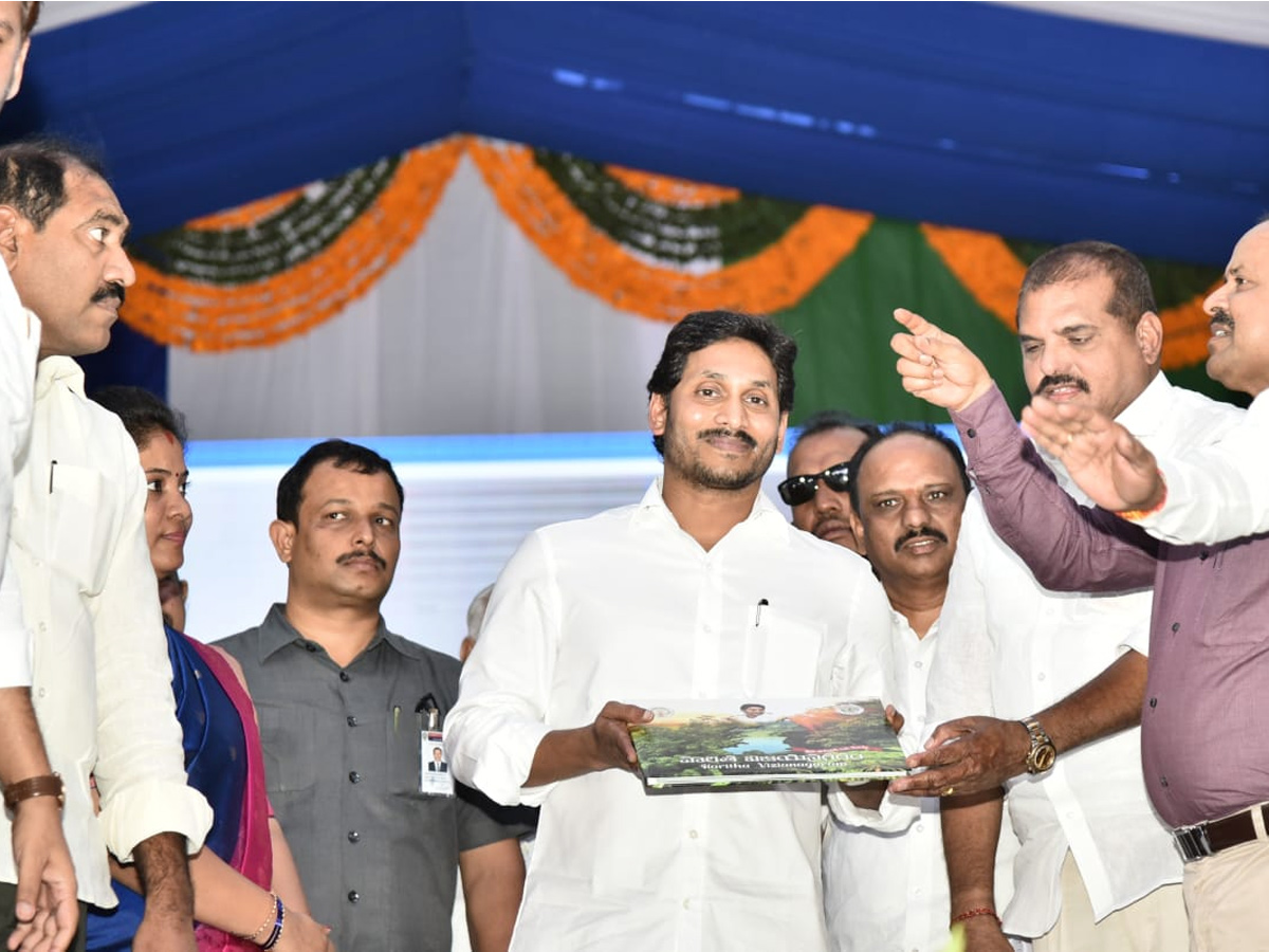 Andhra CM launches Vasathi Deevena scheme Photo Gallery - Sakshi47