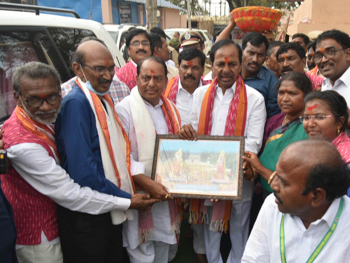  CM KCR Visits Medaram Sammakka Sarakka Jatara Photo Gallery - Sakshi4