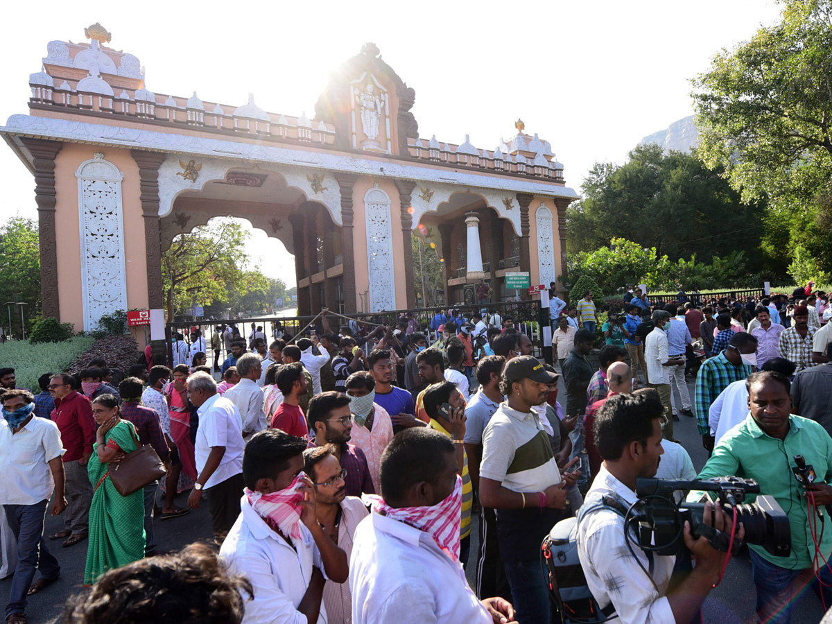 Tirumala Tirupati Devasthanam Closes Alipiri Toll Gate - Sakshi1