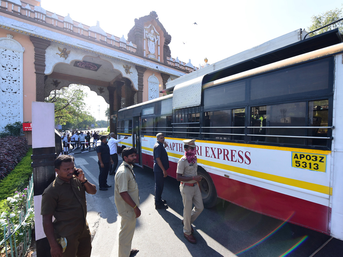 Tirumala Tirupati Devasthanam Closes Alipiri Toll Gate - Sakshi15
