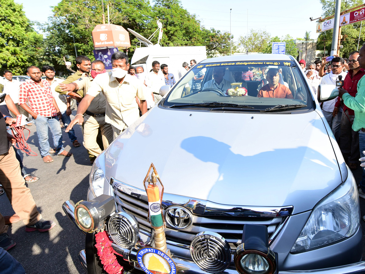 Tirumala Tirupati Devasthanam Closes Alipiri Toll Gate - Sakshi17