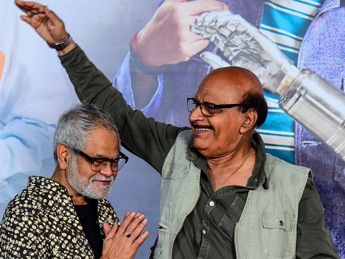 Bollywood actors attends the premiere of Hindi drama film kaamyaab Photo Gallery - Sakshi5
