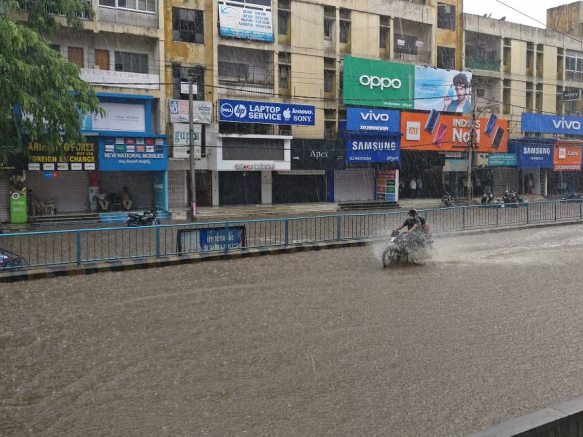 Heavy Rain in Hyderabad Photo Gallery - Sakshi15