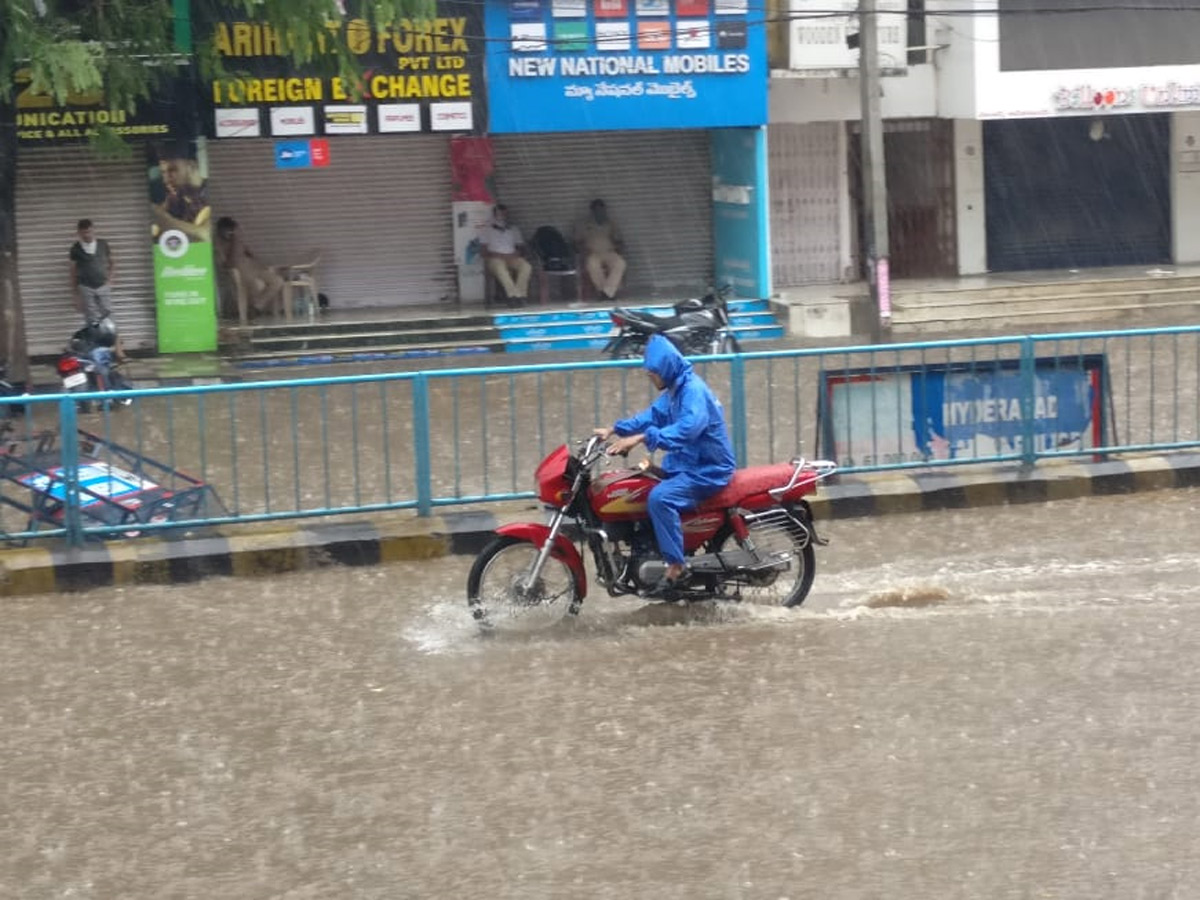 Heavy Rain in Hyderabad Photo Gallery - Sakshi17