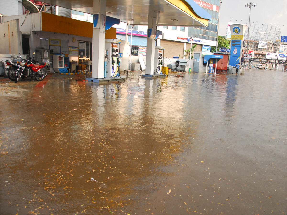 Heavy Rain in Hyderabad Photo Gallery - Sakshi18