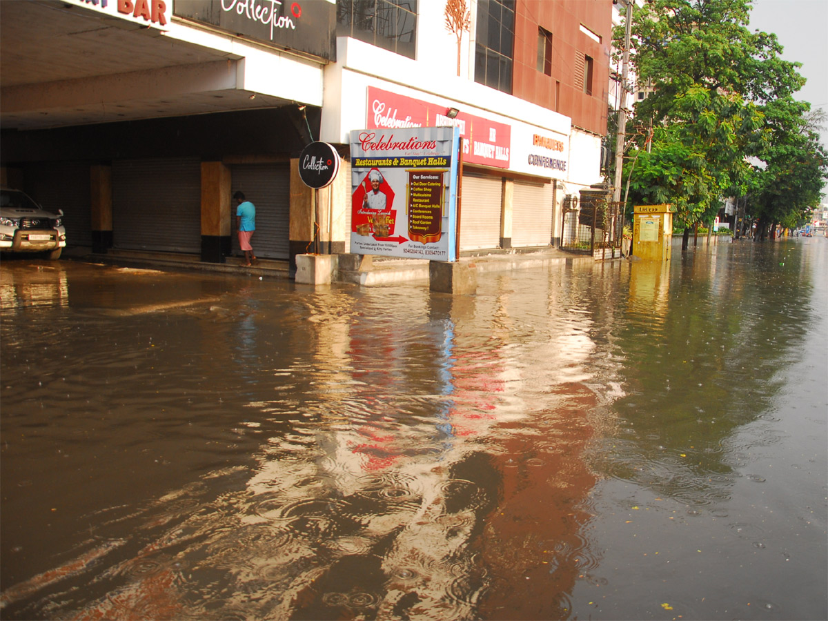 Heavy Rain in Hyderabad Photo Gallery - Sakshi19