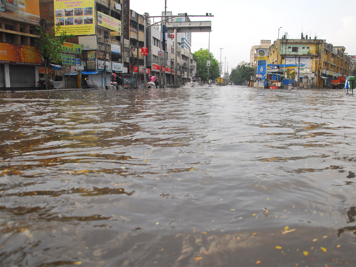 Heavy Rain in Hyderabad Photo Gallery - Sakshi24