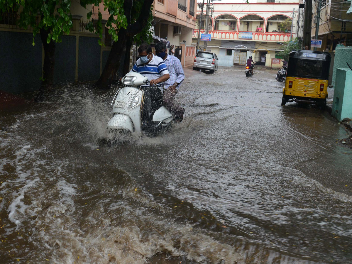 Heavy Rain in Hyderabad Photo Gallery - Sakshi25