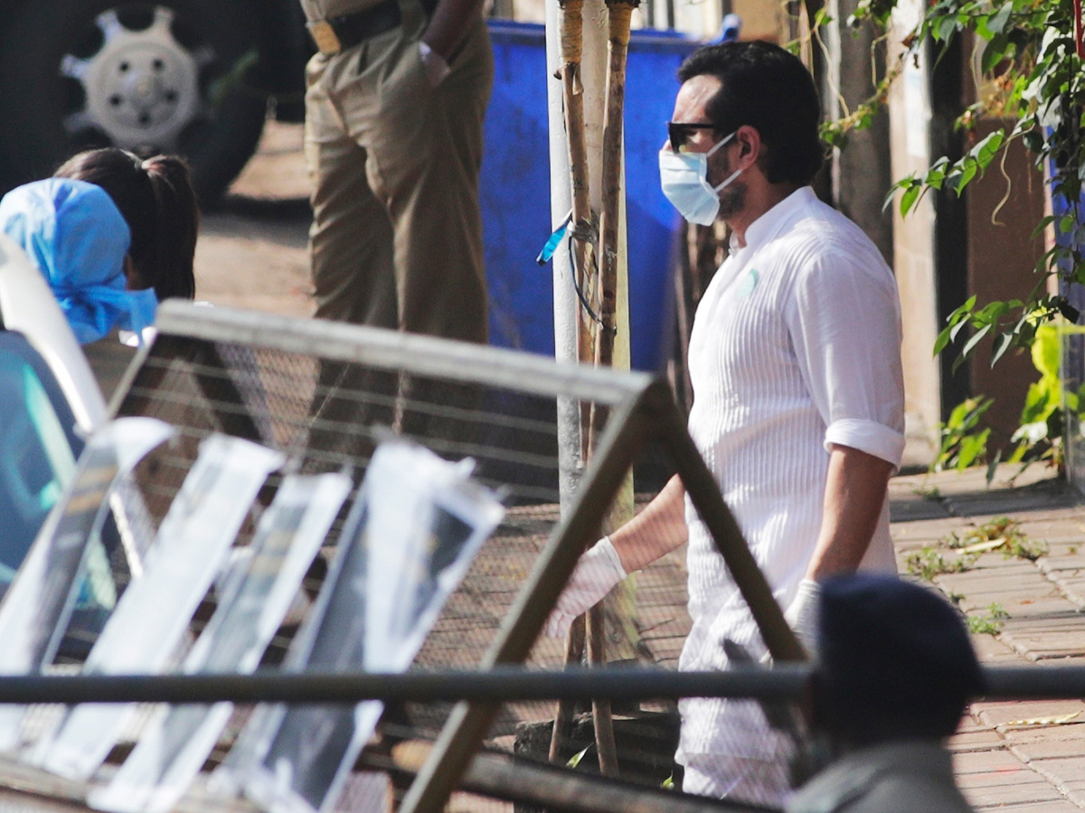 Rishi Kapoor Cremated Mumbai Photo Gallery - Sakshi13