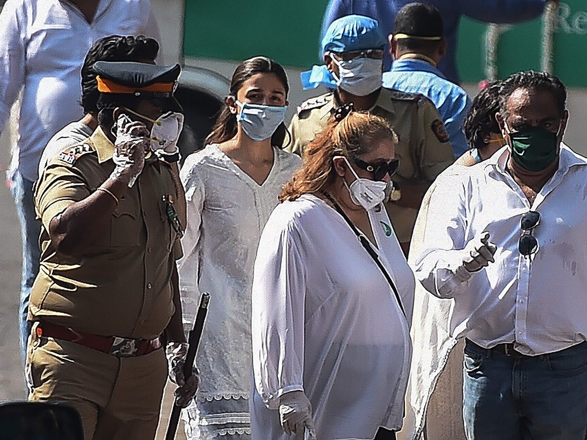 Rishi Kapoor Cremated Mumbai Photo Gallery - Sakshi24