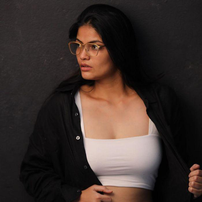 Actress Kalpika Ganesh Photo Gallery - Sakshi21