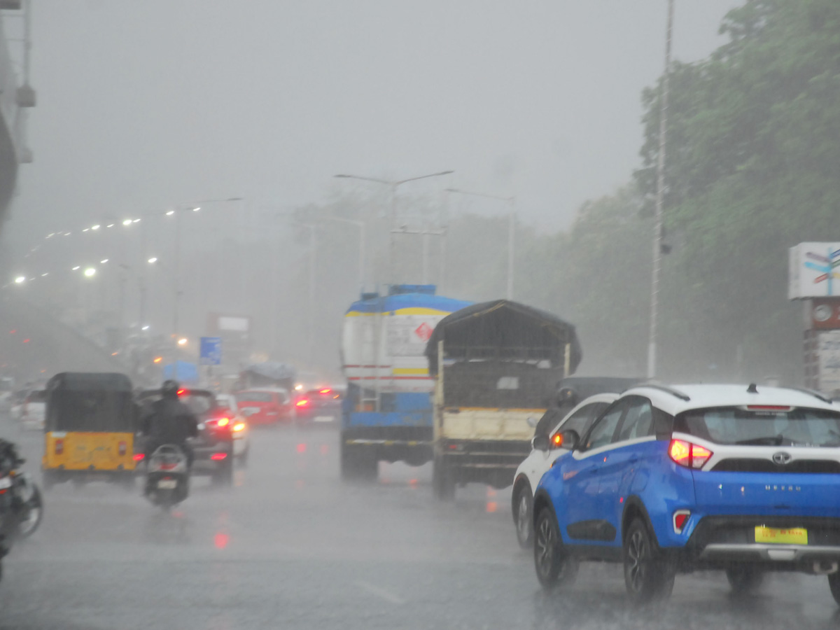Heavy rains in hyderabad Photo Gallery - Sakshi16