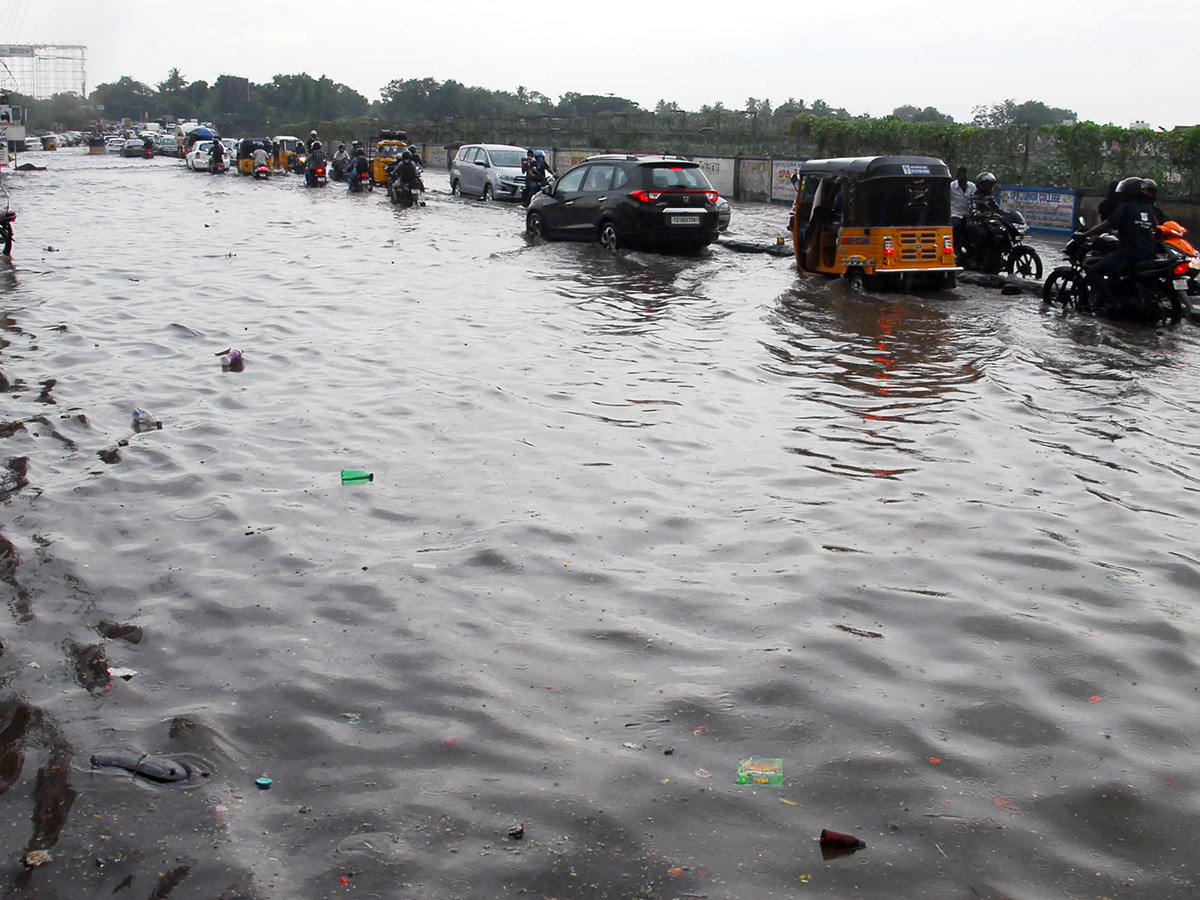 heavy rain in hyderabad photo gallery - Sakshi11