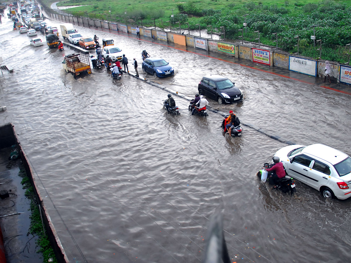 heavy rain in hyderabad photo gallery - Sakshi12