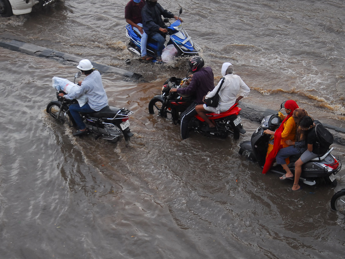 heavy rain in hyderabad photo gallery - Sakshi13