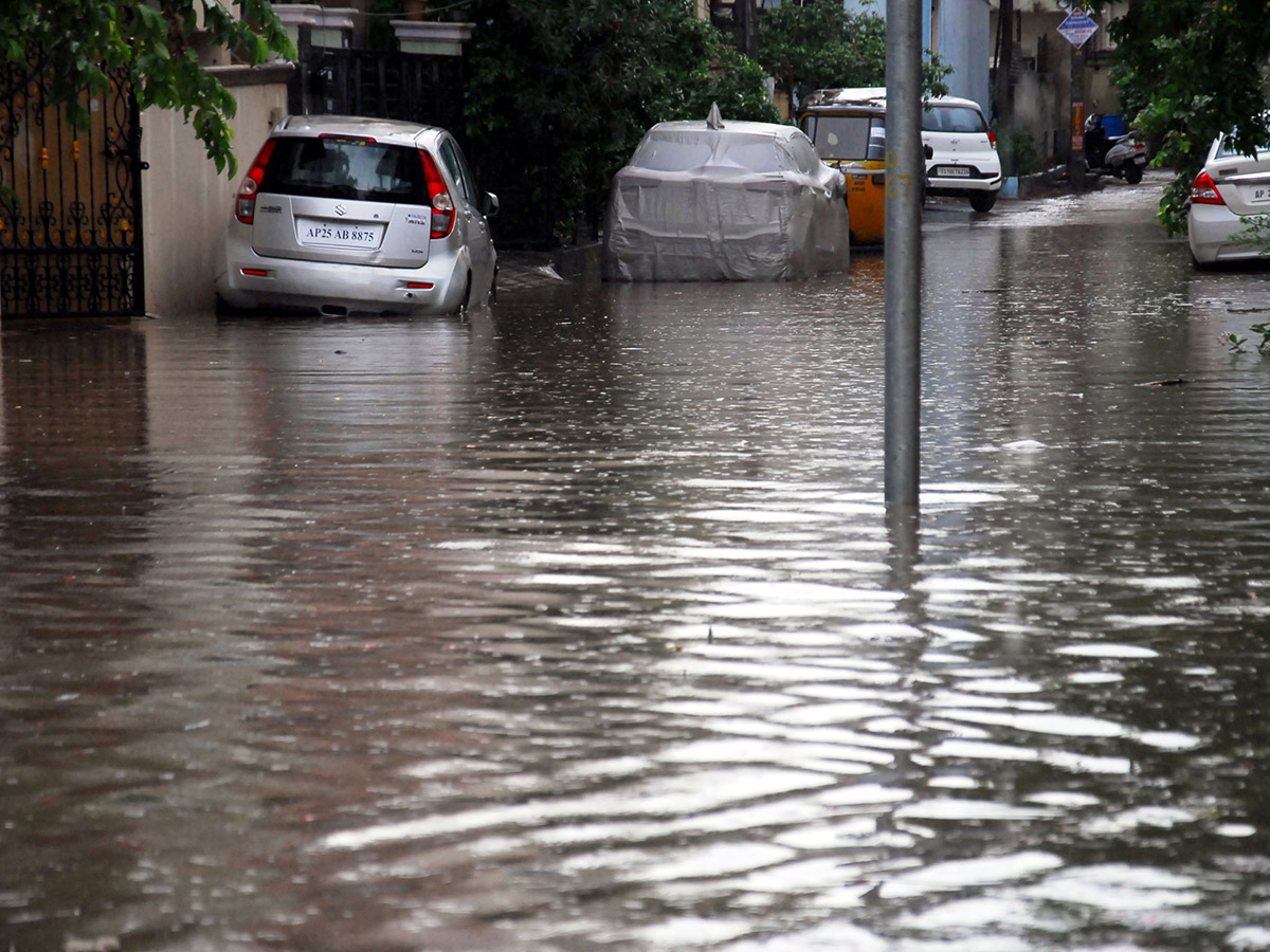heavy rain in hyderabad photo gallery - Sakshi15
