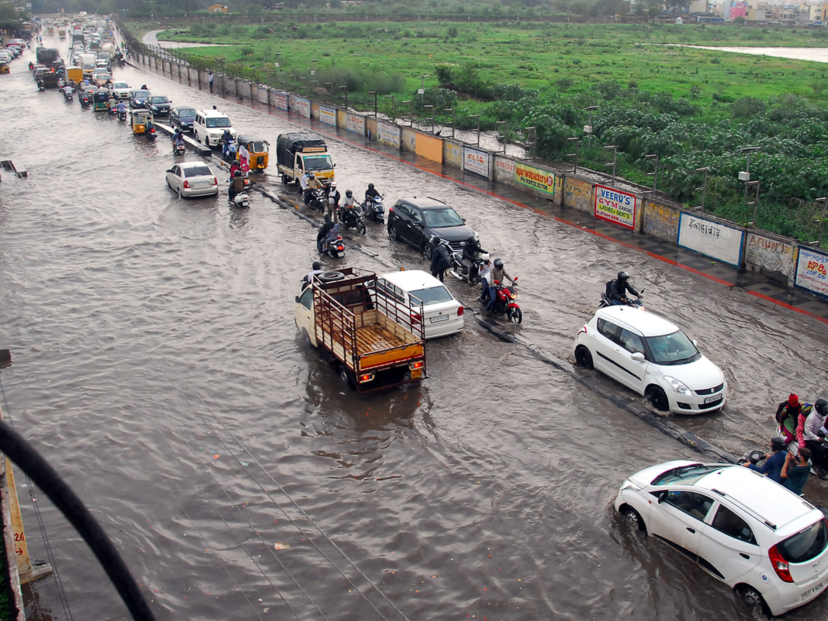 heavy rain in hyderabad photo gallery - Sakshi16