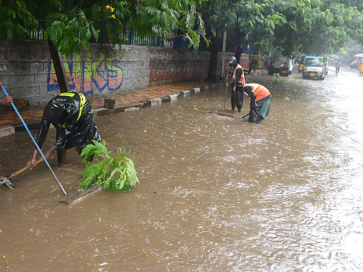 heavy rain in hyderabad photo gallery - Sakshi18