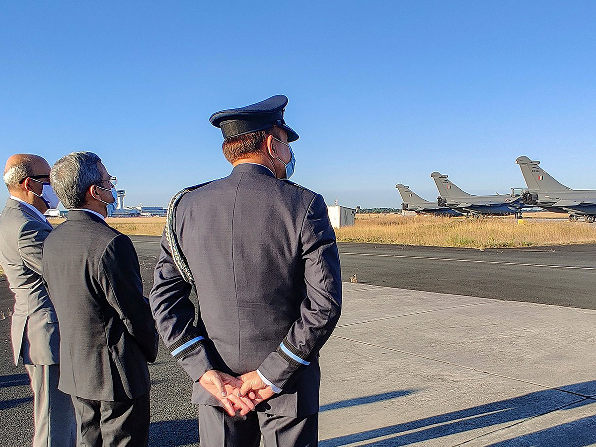 Rafale fighter jets land safely at IAF airbase in Ambala Photo gallery - Sakshi19