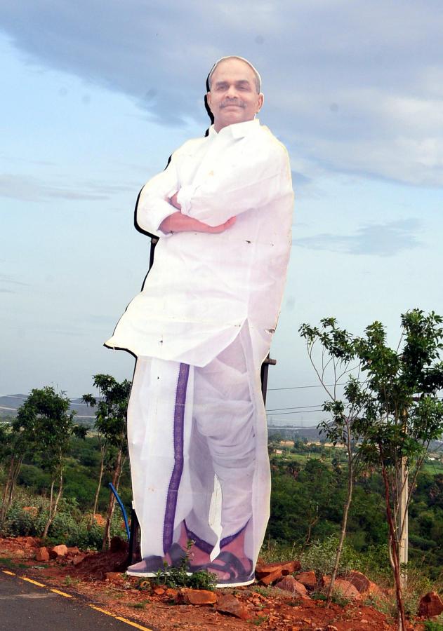 YS Jagan Family Pays Tribute To YS Rajasekhara Reddy Idupulapaya - Sakshi6
