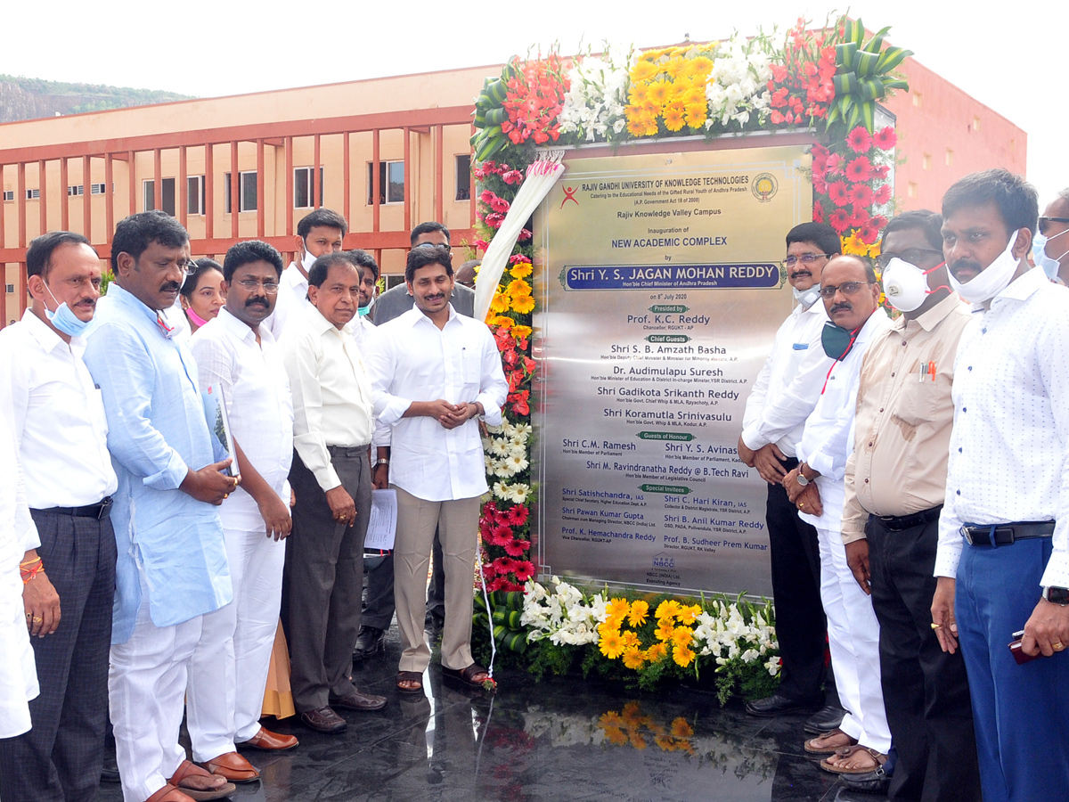 YS Jagan Family Pays Tribute To YS Rajasekhara Reddy Idupulapaya - Sakshi8