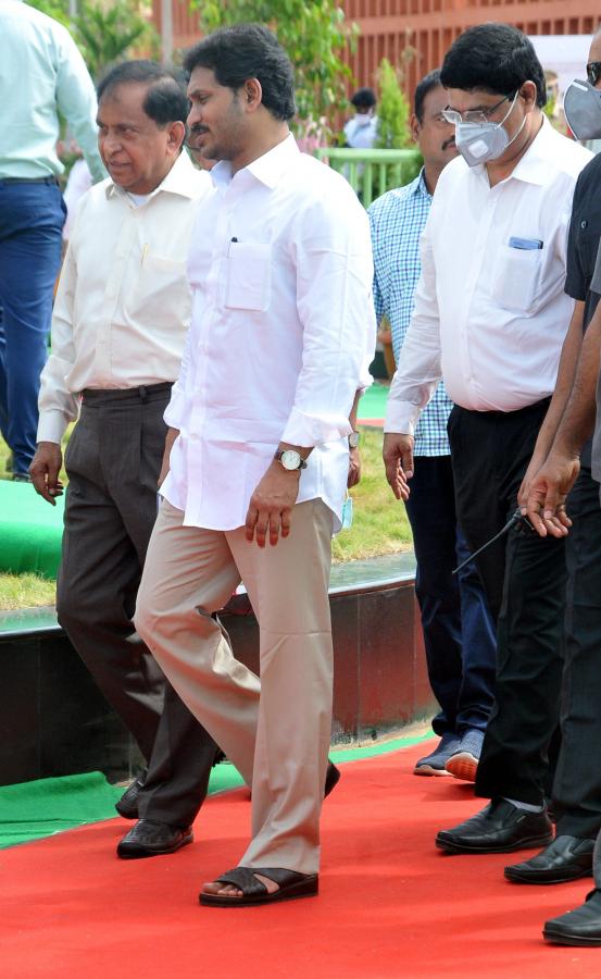 YS Jagan Family Pays Tribute To YS Rajasekhara Reddy Idupulapaya - Sakshi10