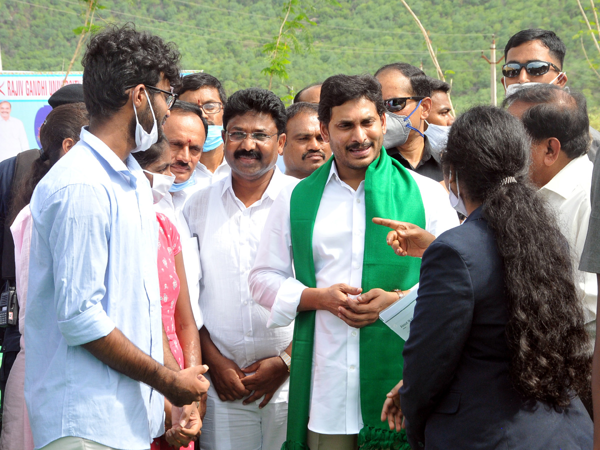 YS Jagan Family Pays Tribute To YS Rajasekhara Reddy Idupulapaya - Sakshi11