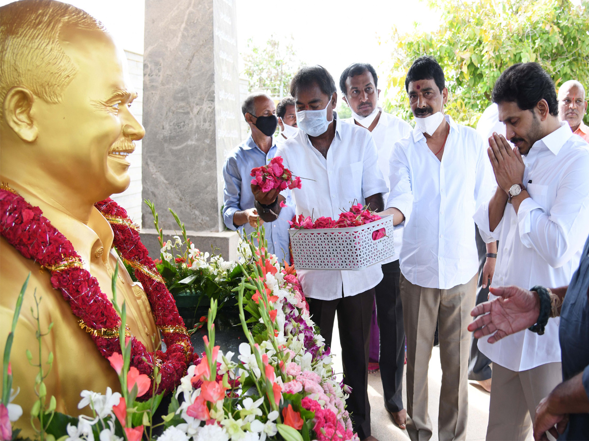 YS Jagan Family Pays Tribute To YS Rajasekhara Reddy Idupulapaya - Sakshi2