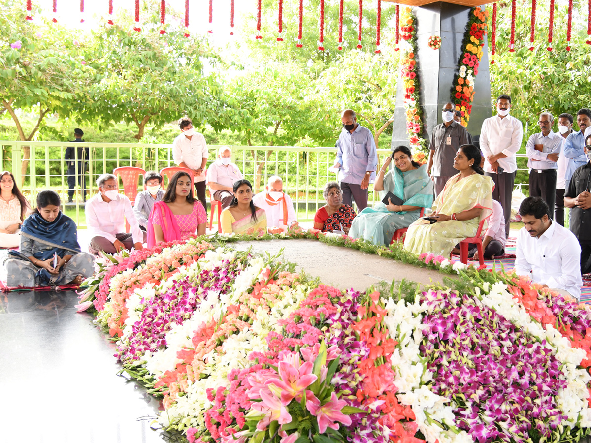YS Jagan Family Pays Tribute To YS Rajasekhara Reddy Idupulapaya - Sakshi1