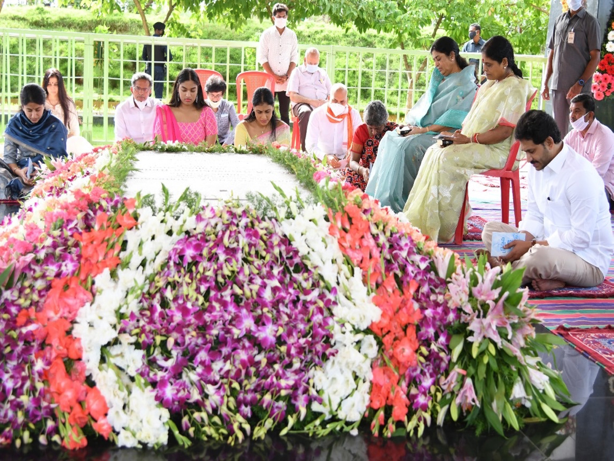 YS Jagan Family Pays Tribute To YS Rajasekhara Reddy Idupulapaya - Sakshi3