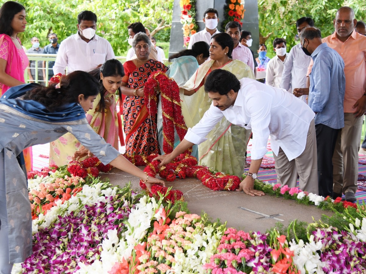 YS Jagan Family Pays Tribute To YS Rajasekhara Reddy Idupulapaya - Sakshi4