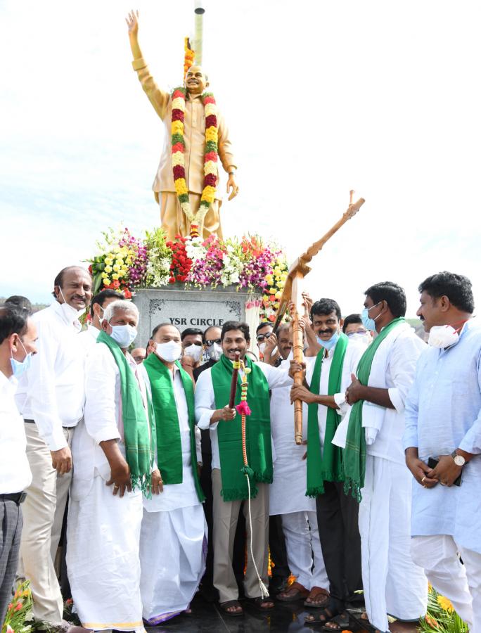 YS Jagan Family Pays Tribute To YS Rajasekhara Reddy Idupulapaya - Sakshi12