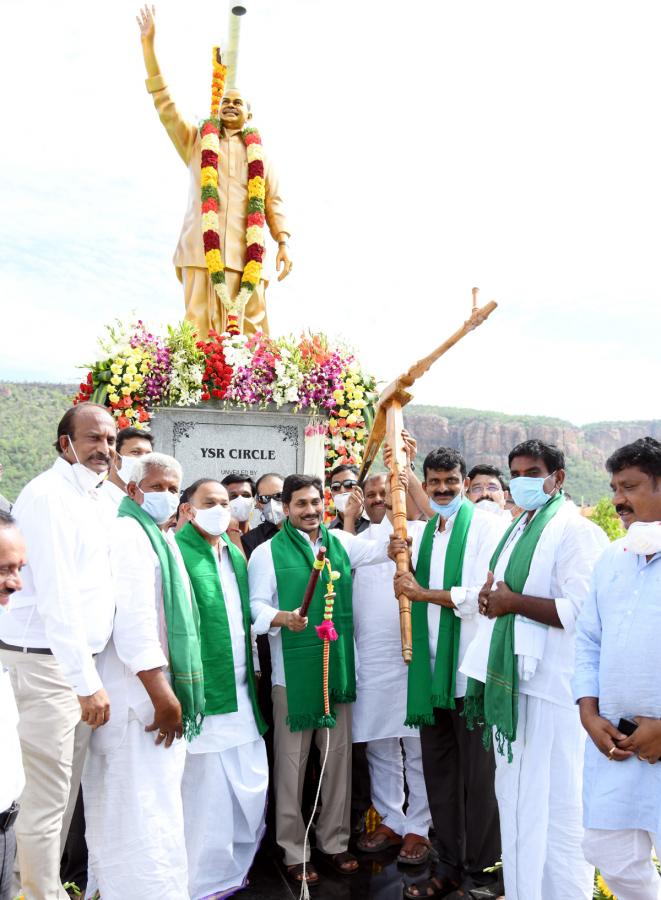 YS Jagan Family Pays Tribute To YS Rajasekhara Reddy Idupulapaya - Sakshi13