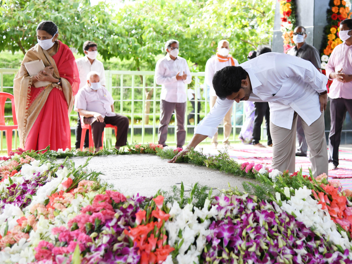 YS Jagan Family Pays Tribute To YS Rajasekhara Reddy Idupulapaya - Sakshi14