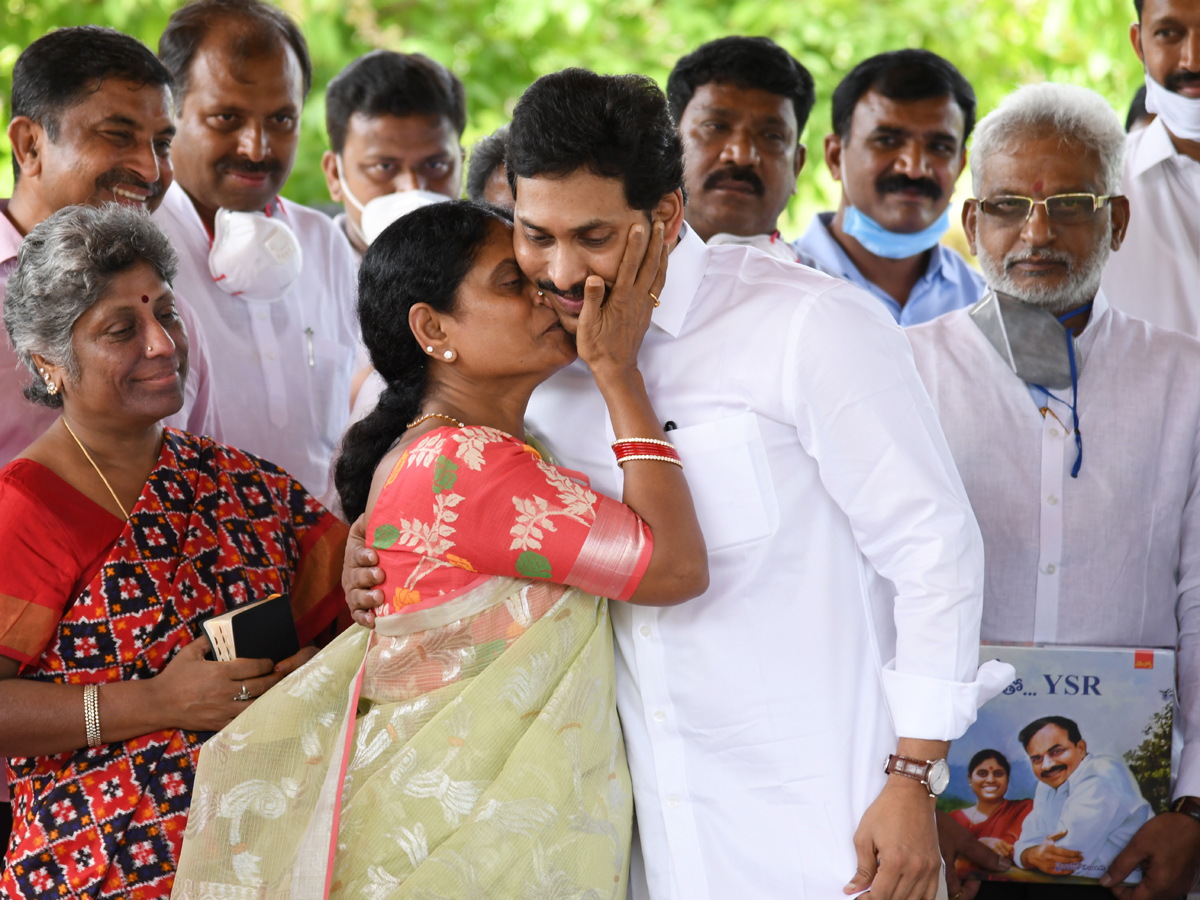 YS Jagan Family Pays Tribute To YS Rajasekhara Reddy Idupulapaya - Sakshi15