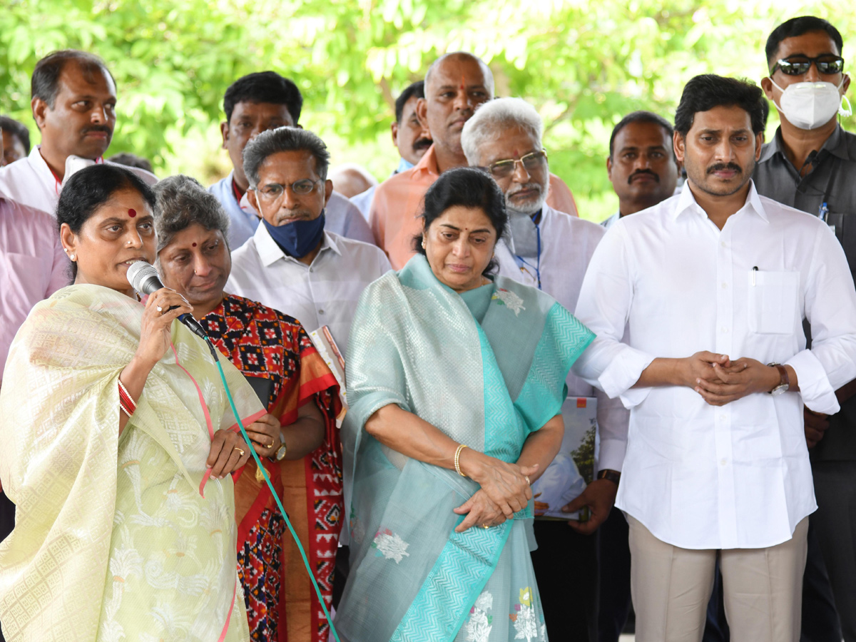 YS Jagan Family Pays Tribute To YS Rajasekhara Reddy Idupulapaya - Sakshi16