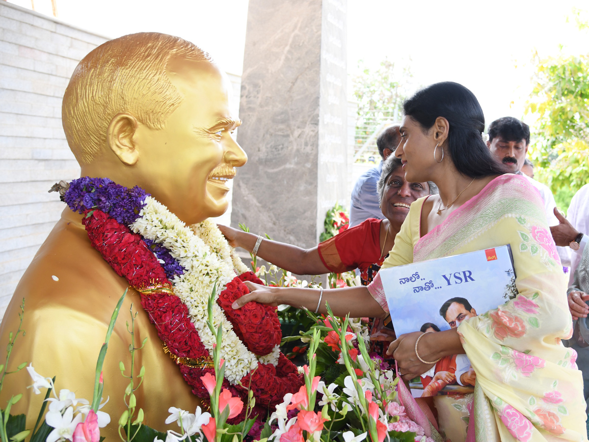 YS Jagan Family Pays Tribute To YS Rajasekhara Reddy Idupulapaya - Sakshi17