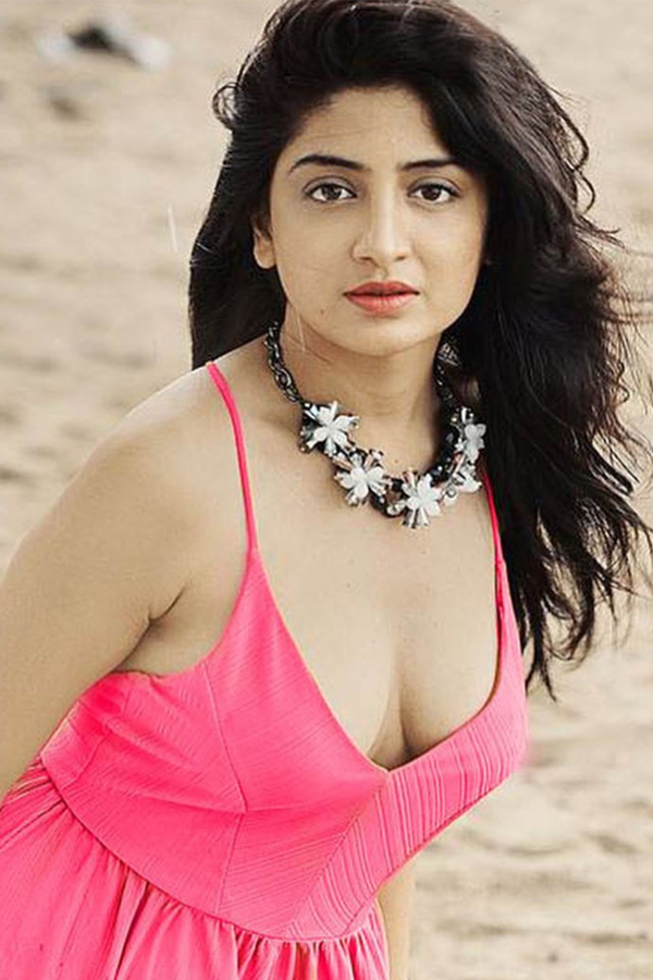 Actress Poonam Kaur exclusive photos gallery - Sakshi28