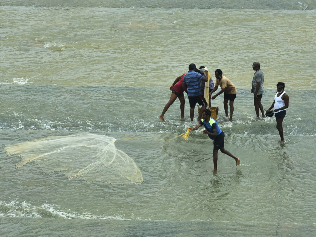 Heavy Water Inflow in Krishna Rivers vijayawada photo gallery - Sakshi10