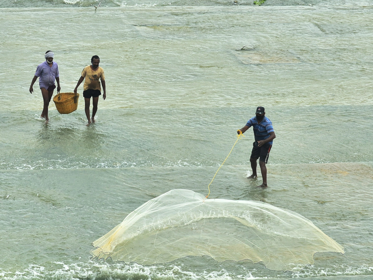 Heavy Water Inflow in Krishna Rivers vijayawada photo gallery - Sakshi11