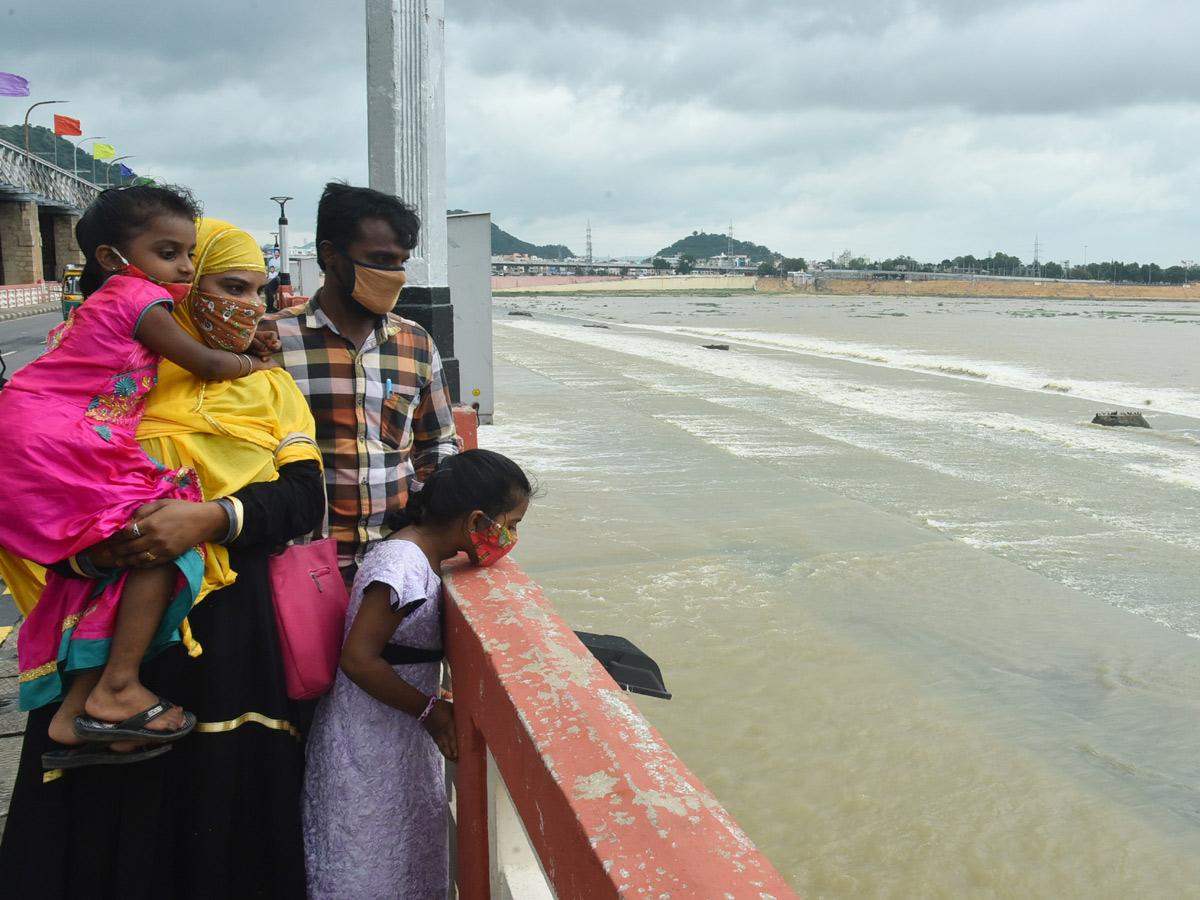 Heavy Water Inflow in Krishna Rivers vijayawada photo gallery - Sakshi12