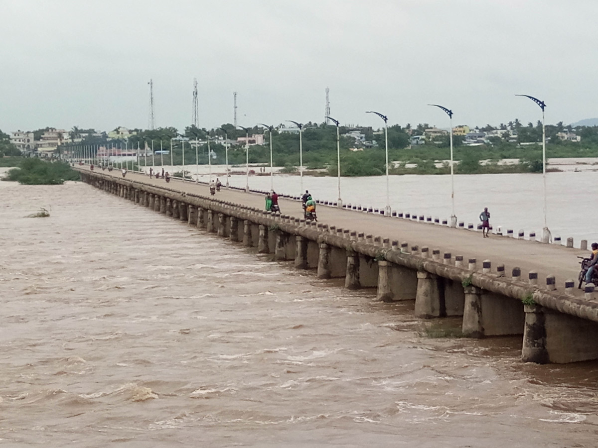 Heavy Water Inflow in Krishna Rivers vijayawada photo gallery - Sakshi13