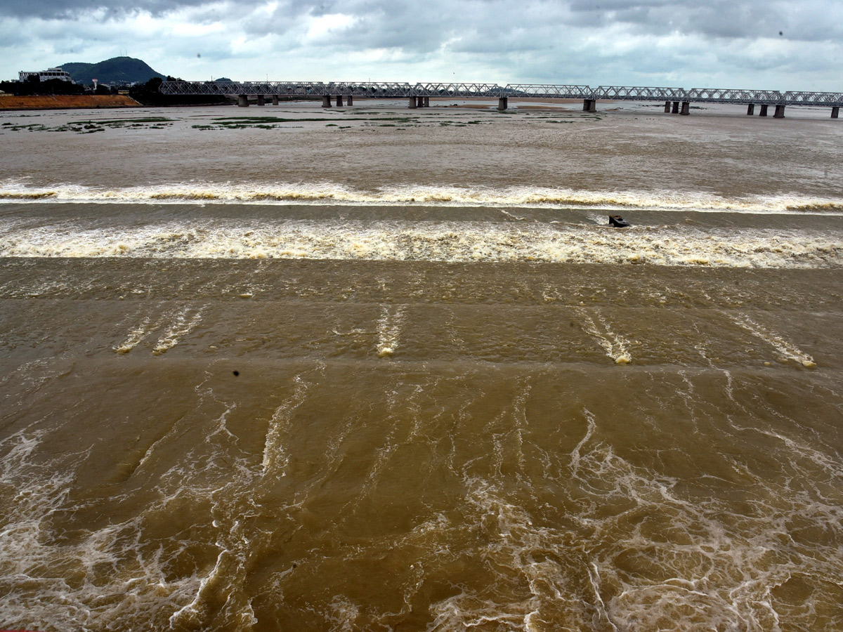 Heavy Water Inflow in Krishna Rivers vijayawada photo gallery - Sakshi15