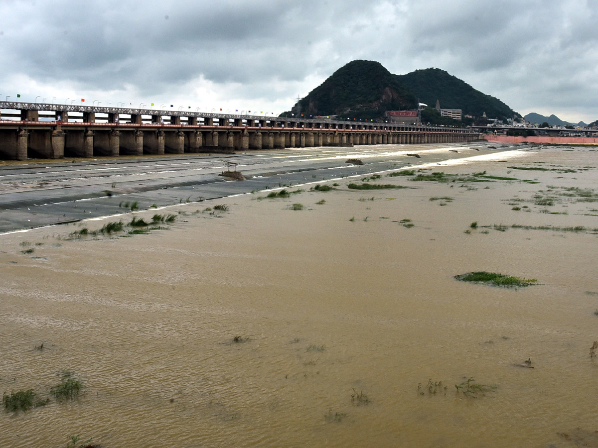 Heavy Water Inflow in Krishna Rivers vijayawada photo gallery - Sakshi16