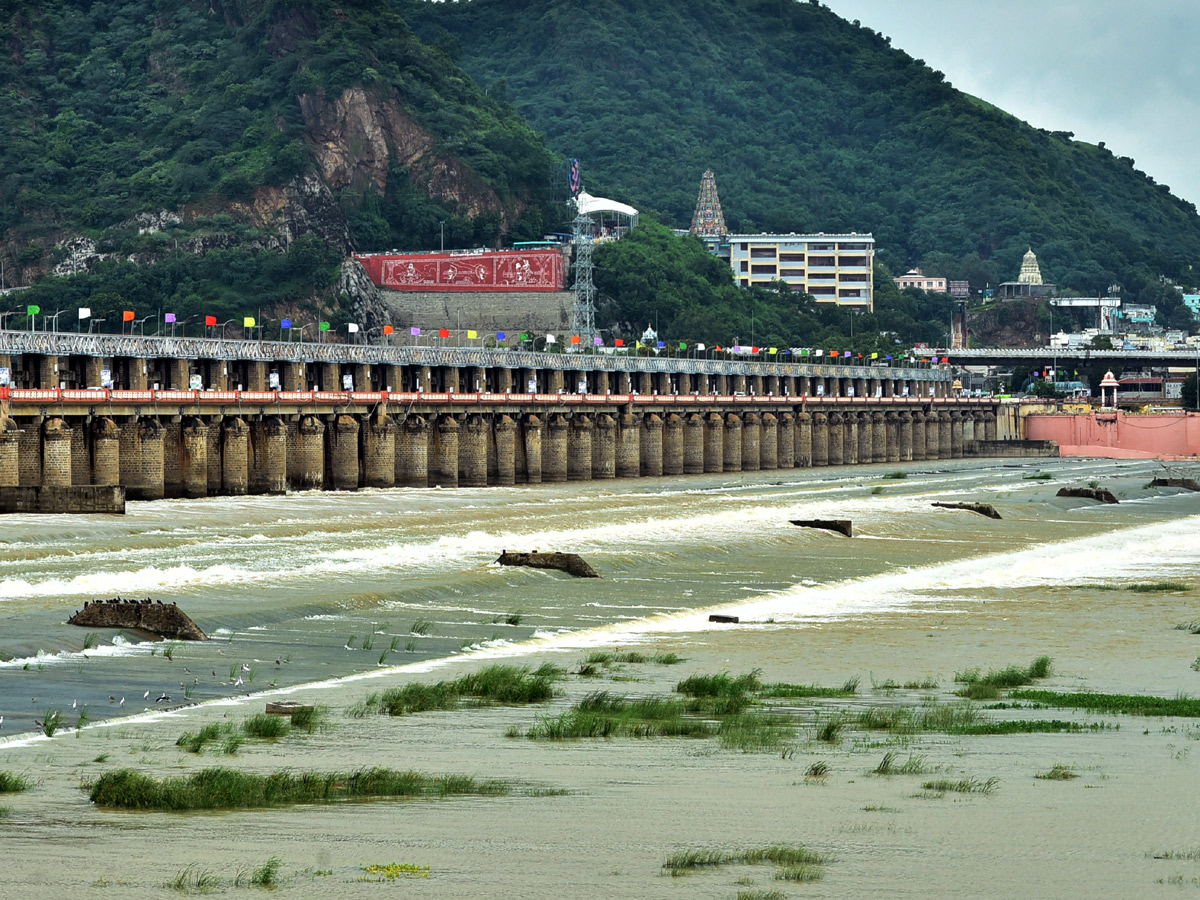 Heavy Water Inflow in Krishna Rivers vijayawada photo gallery - Sakshi18