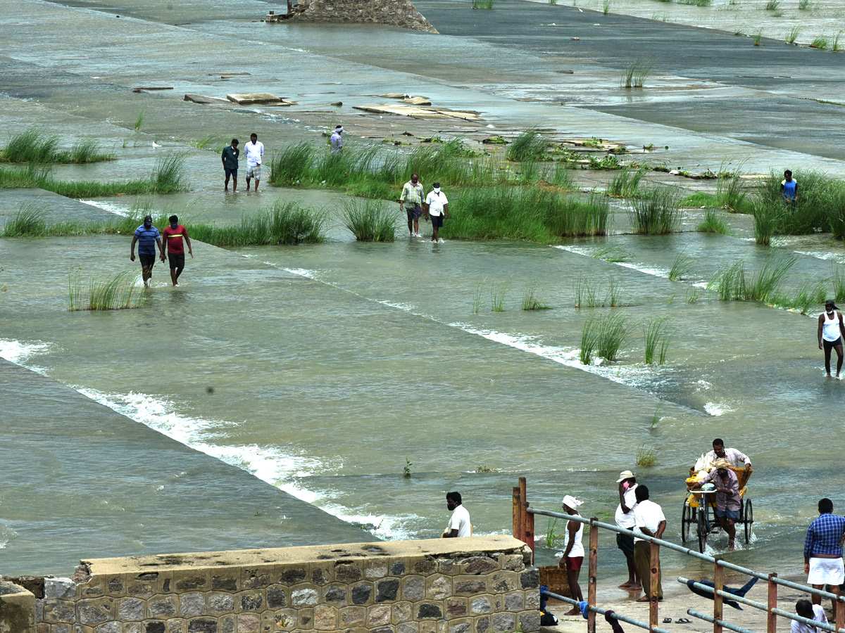 Heavy Water Inflow in Krishna Rivers vijayawada photo gallery - Sakshi2