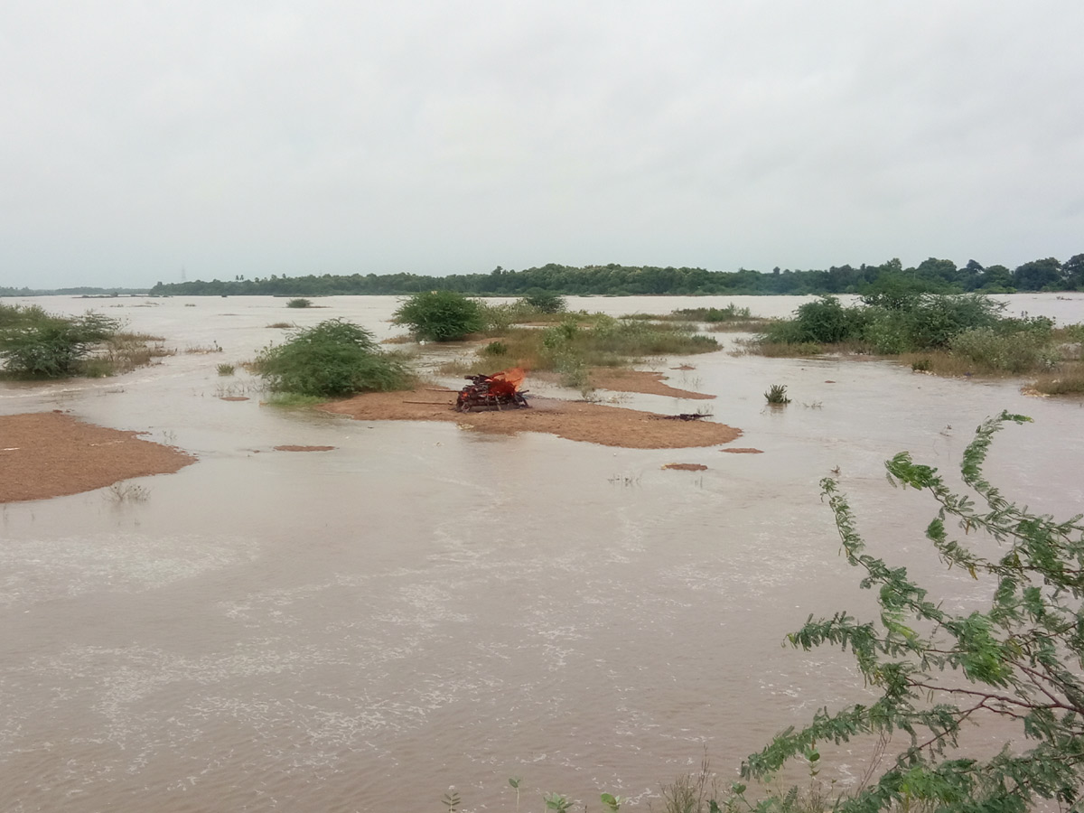 Heavy Water Inflow in Krishna Rivers vijayawada photo gallery - Sakshi20